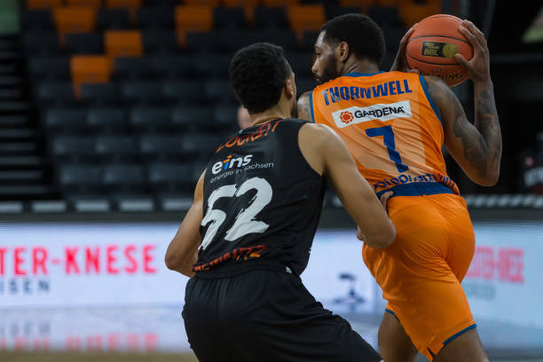 竞争激烈的 竞争激烈的