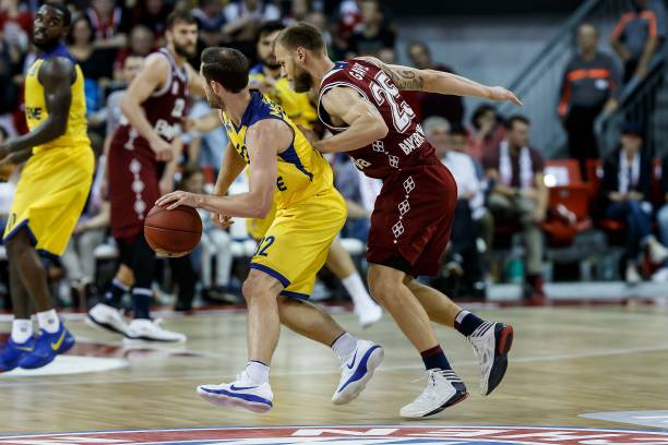 她采取底线 她采取底线